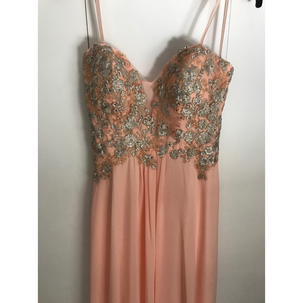 Peach, Strapless Faviana Prom Gown ✨